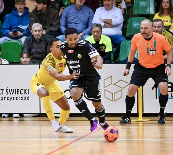 „Pantery” wygrywają futsalową bitwę z WE-MET-em