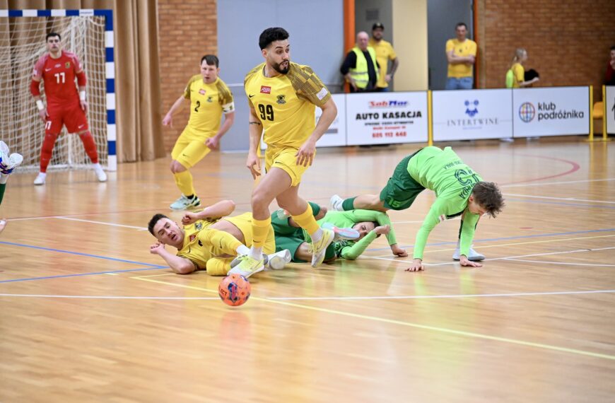 Rekord wygrywa w Świeciu 4:0, hat-trick Mikołaja Zastawnika